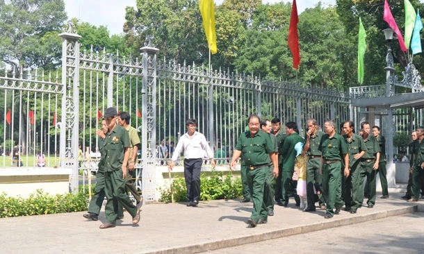 Trời nắng đẹp, người dân TP.HCM nô nức chơi lễ ảnh 8